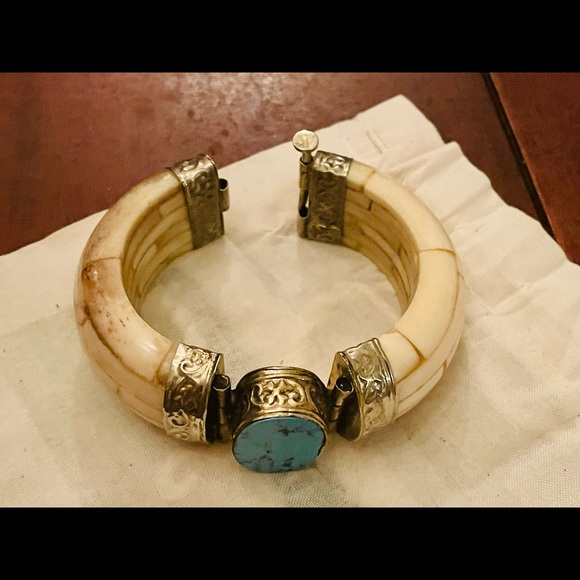 Vintage bone?, turquoise, and silver bangle. Stunning. - Picture 10 of 10